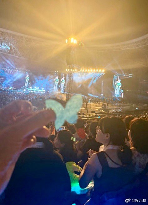 谢霆锋演唱会喷香水彩带，梦幻舞美引惊叹