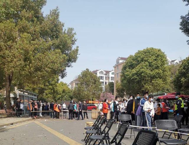 去做核酸的居民“误扫”成了志愿者?半天下来,这双手让人心疼休闲区蓝鸢梦想 - Www.slyday.coM 去做核酸的居民“误扫”成了志愿者?半天下来,这双手让人心疼休闲区蓝鸢梦想 - Www.slyday.coM