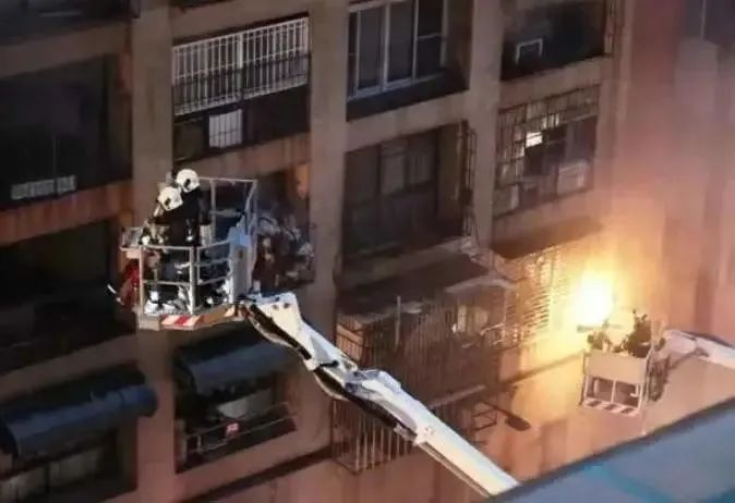 台湾高雄一栋大楼发生火灾,已致46人遇难,警方已带回4名嫌犯休闲区蓝鸢梦想 - Www.slyday.coM 台湾高雄一栋大楼发生火灾,已致46人遇难,警方已带回4名嫌犯休闲区蓝鸢梦想 - Www.slyday.coM