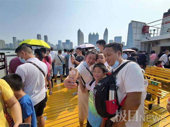 “脸红不是醉,是被晒的”,晴热的国庆游,须防暑降温休闲区蓝鸢梦想 - Www.slyday.coM “脸红不是醉,是被晒的”,晴热的国庆游,须防暑降温休闲区蓝鸢梦想 - Www.slyday.coM