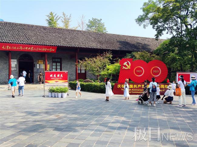 “脸红不是醉,是被晒的”,晴热的国庆游,须防暑降温休闲区蓝鸢梦想 - Www.slyday.coM “脸红不是醉,是被晒的”,晴热的国庆游,须防暑降温休闲区蓝鸢梦想 - Www.slyday.coM