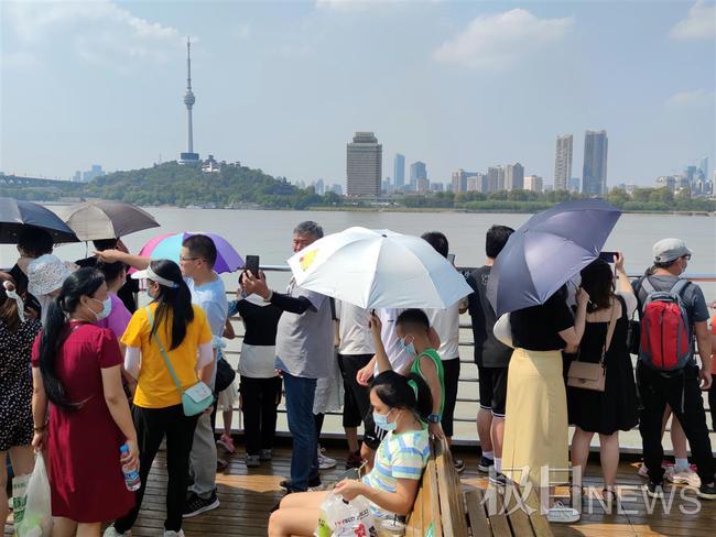 “脸红不是醉,是被晒的”,晴热的国庆游,须防暑降温休闲区蓝鸢梦想 - Www.slyday.coM “脸红不是醉,是被晒的”,晴热的国庆游,须防暑降温休闲区蓝鸢梦想 - Www.slyday.coM