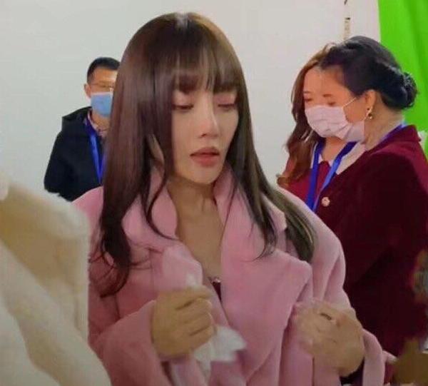 明星直播带货引围观,李湘卖不动大衣,李小璐却顶着很大压力