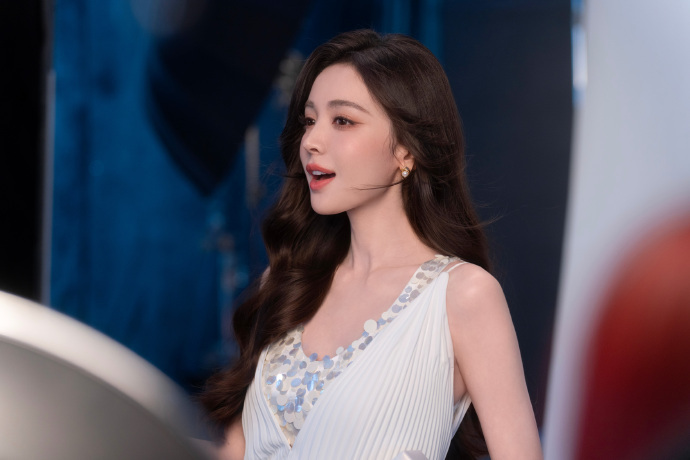 娜扎白色亮片连衣裙亮相花市，手捧花束回眸浅笑