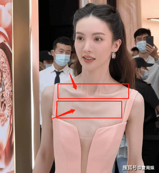 金晨现身活动捞金瘦到皮包骨头旁边的大叔目不转睛盯着她