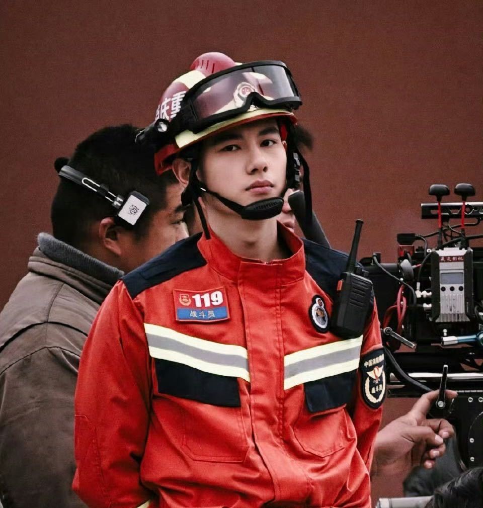 胡先煦杀青后晒九宫格火锅照引期待