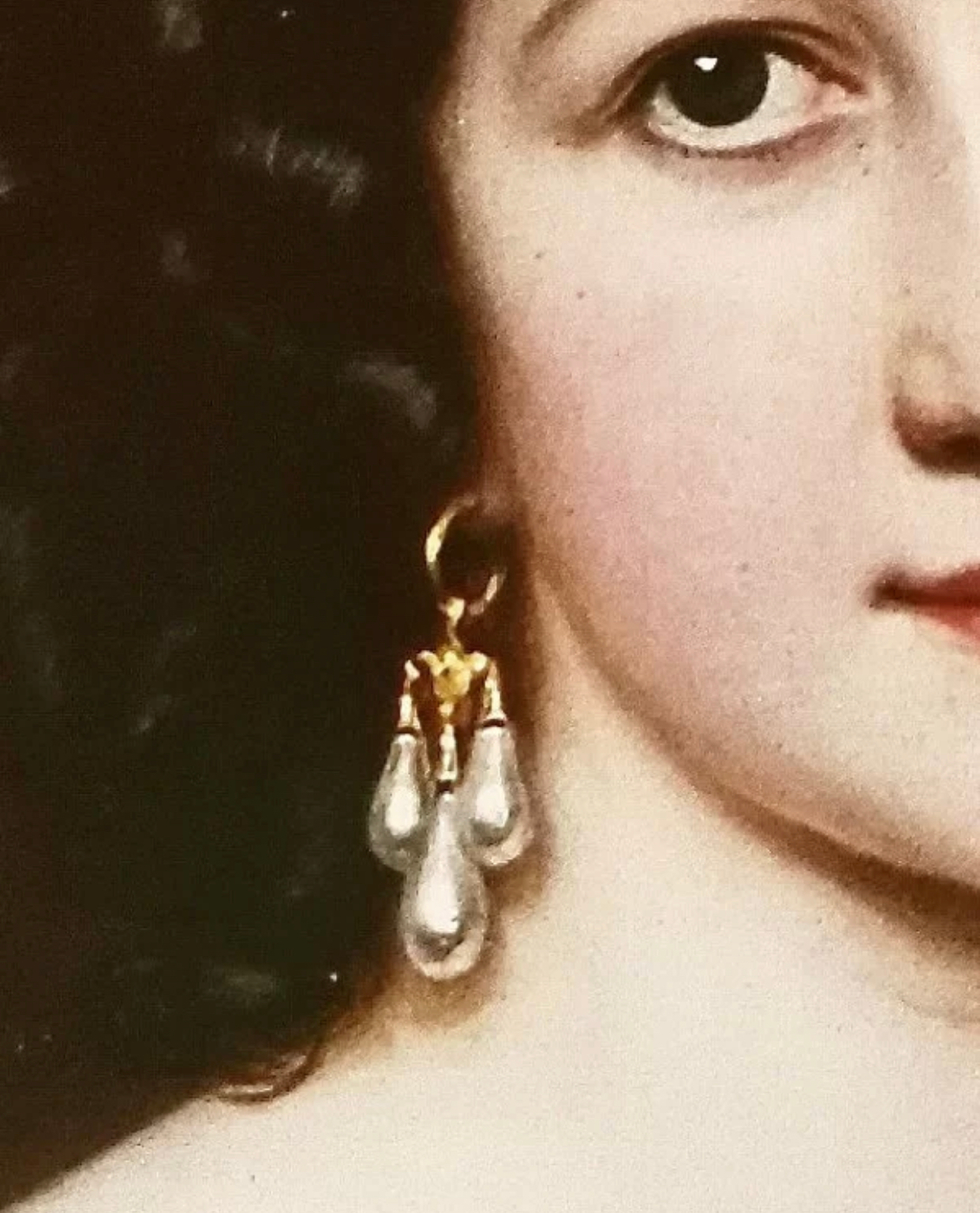 古典油画中的水滴形珍珠耳环