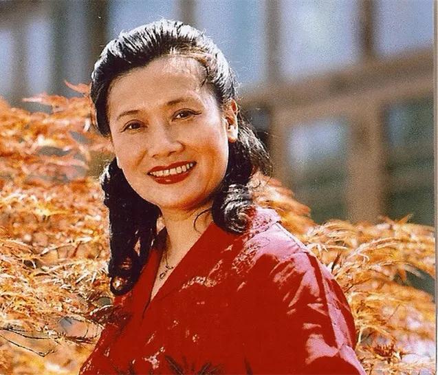 “东方夜莺”朱逢博:用一封信倒追施鸿鄂,丈夫离世后她独自坚强