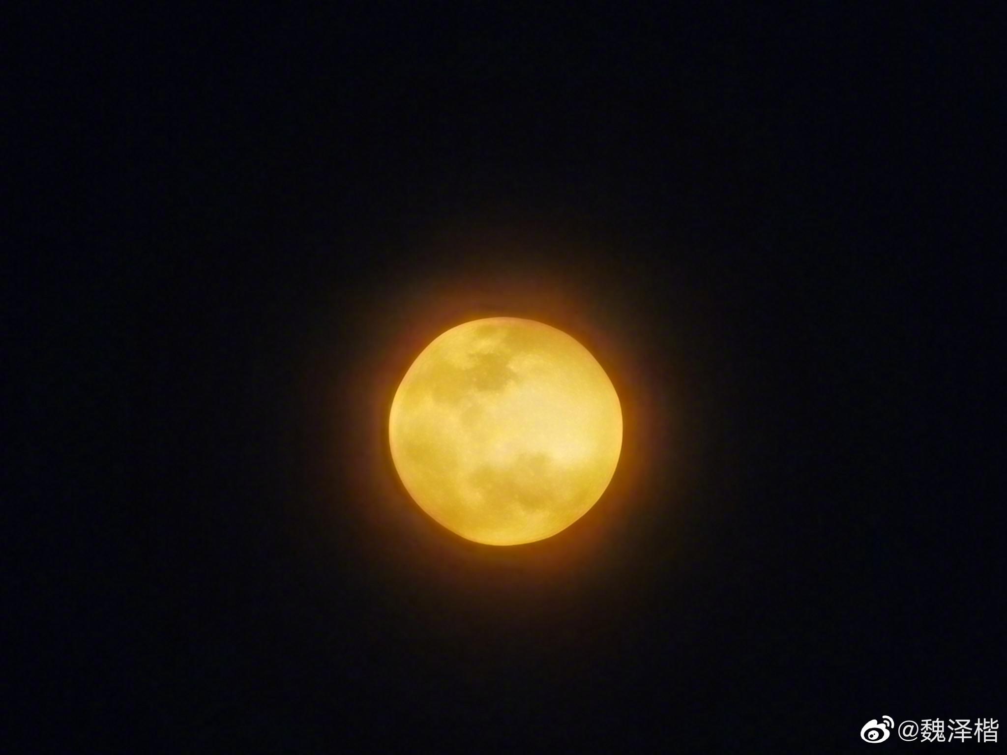 我用天文望远镜拍了今晚的 金色月亮特写!分享给大家观看!