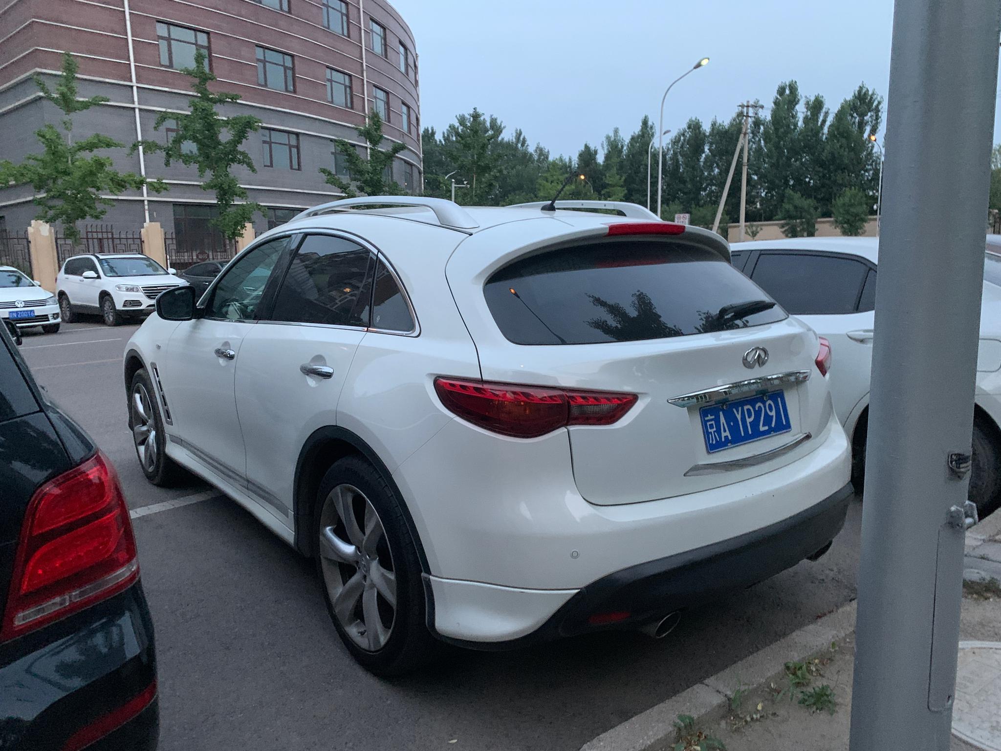 英菲尼迪FX35这外观是真的霸气侧漏……