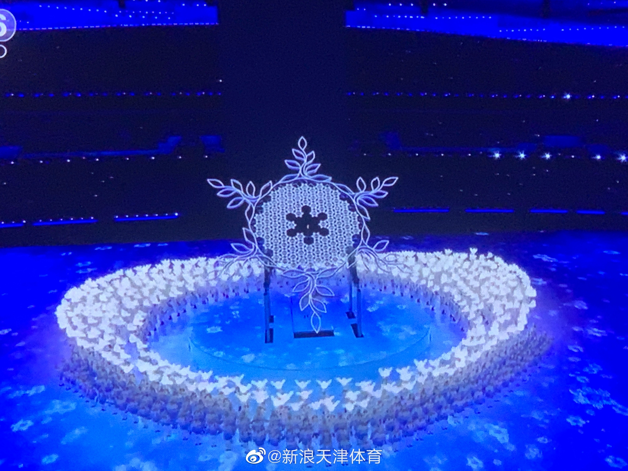 最简单的放置,将火炬融入雪花之中,没有火炬塔,但却最浪漫,北京冬奥会