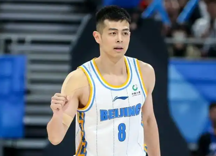 官宣不退役，方硕下家3选1，李春江参加广厦庆功宴，西热卖切糕