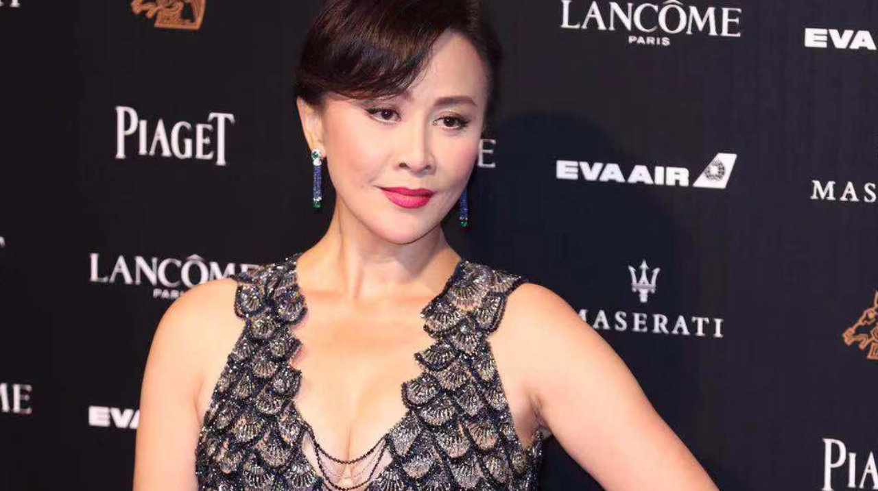 刘嘉玲身穿渔网礼服，身姿曼妙气场强大