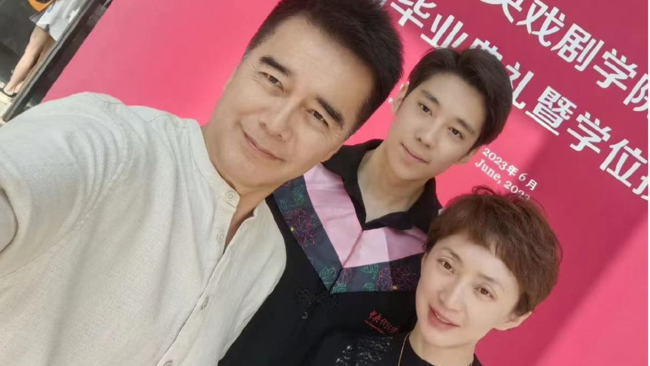 何晴去世一个月，儿子的发文透露太多消息，爸爸许亚军转发力挺