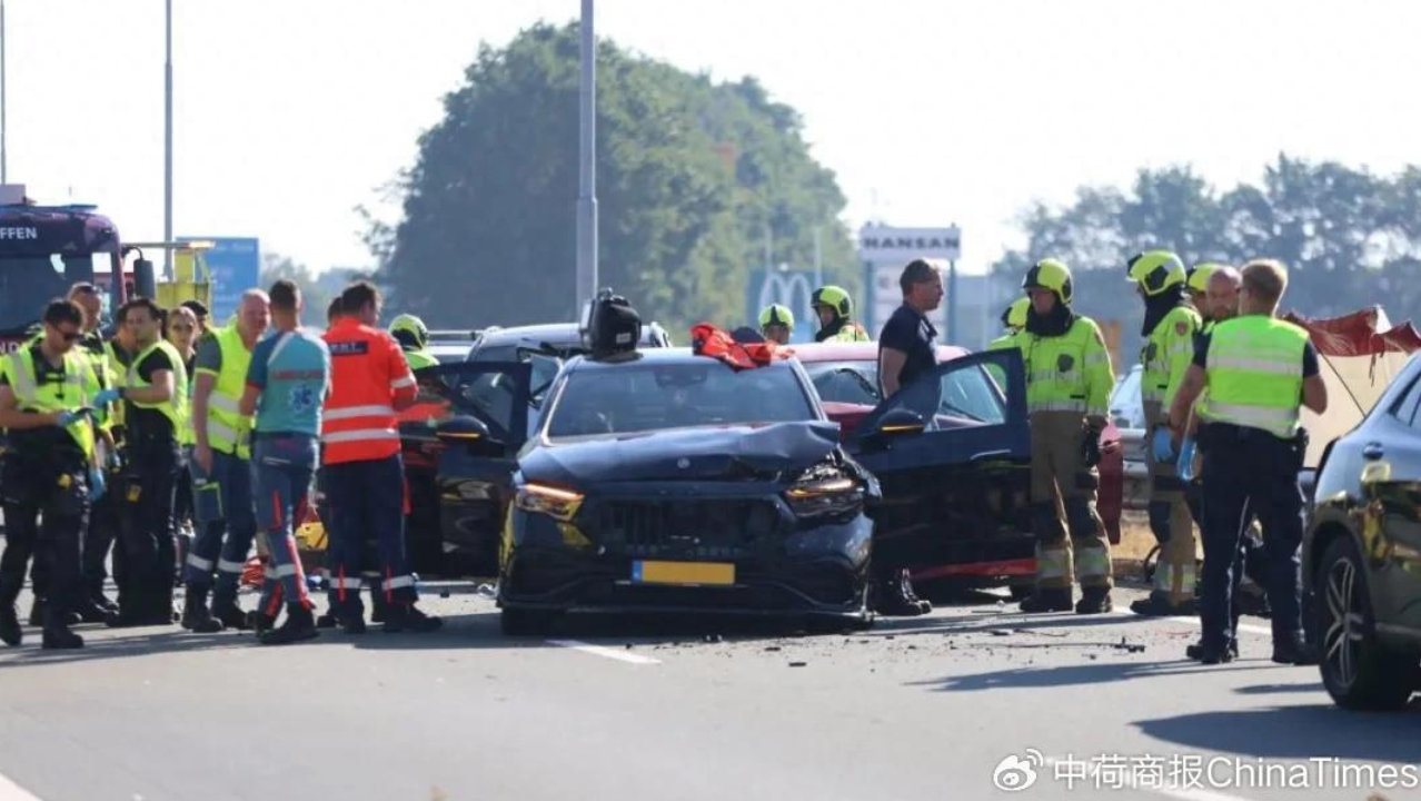 荷兰高速车祸致多人死伤，事故发生时拖拉机正驶向农民抗议现场