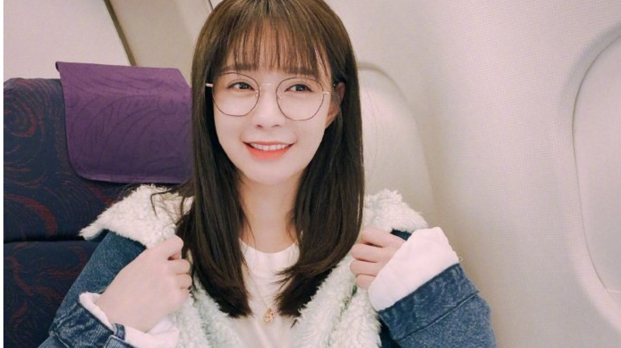 沈梦辰身穿羊羔毛牛仔外套，端坐机舱内甜美拍照