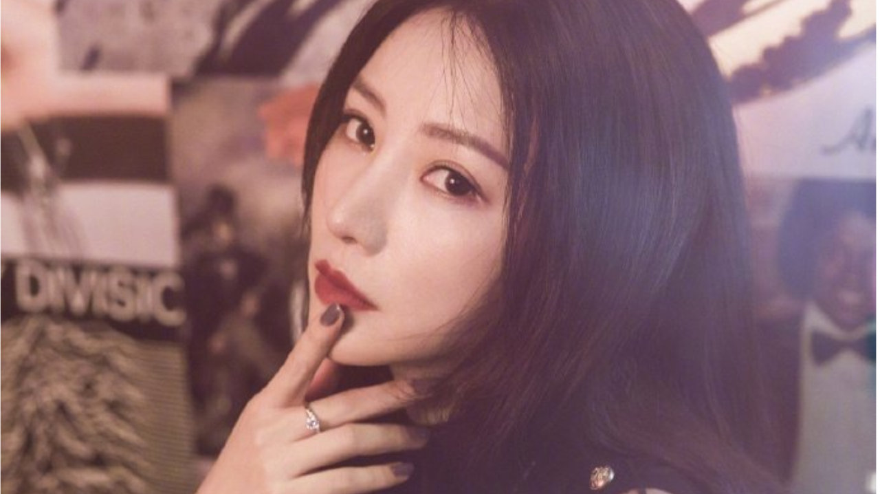 柳岩身穿黑色网纱长裙，双臂纤细诱人，红唇性感眼神魅惑