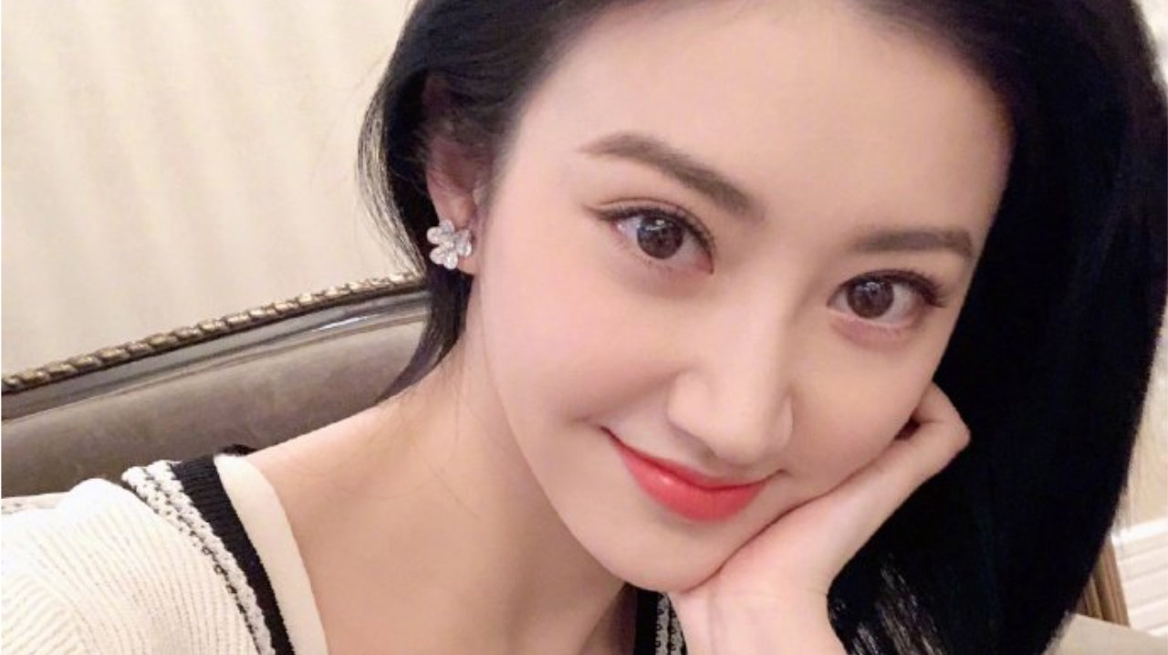 景甜坐沙发上尽情自拍 V领白毛衣头发偏分清纯可人