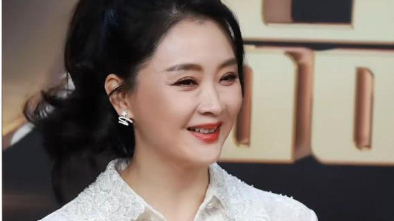 52岁王艳亮相品质盛典红毯，开口梦回晴格格，辛云来帮温峥嵘拎裙子