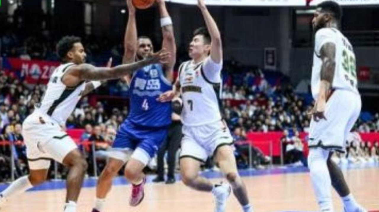 97-93！辽宁男篮“险遭翻盘”，幸亏对手“黄油手”，裁判引争议