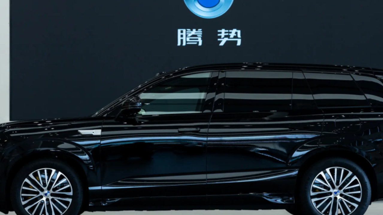 腾势N8L登场，陈小春应采儿一家四口提豪华移动“大平层”