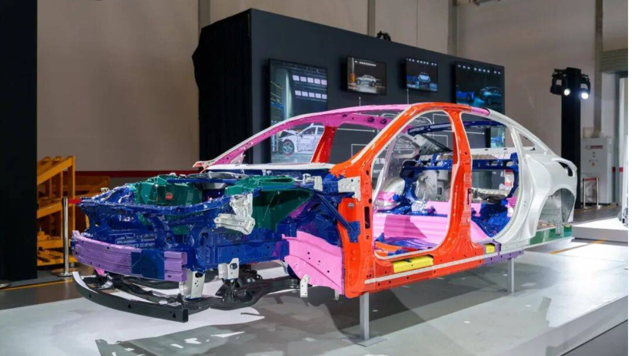 冷却液灌电池360°翻转无爆燃！至境L7比5倍于国标的安全到底强在哪里