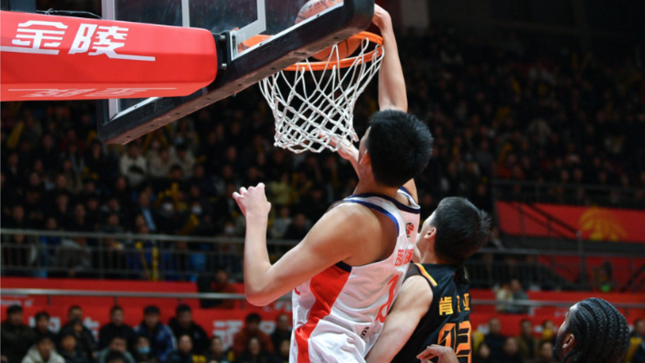 爆砍27+14+4帽，攻防两端羞辱NBA首轮秀！球迷：离开杜锋打成周琦了