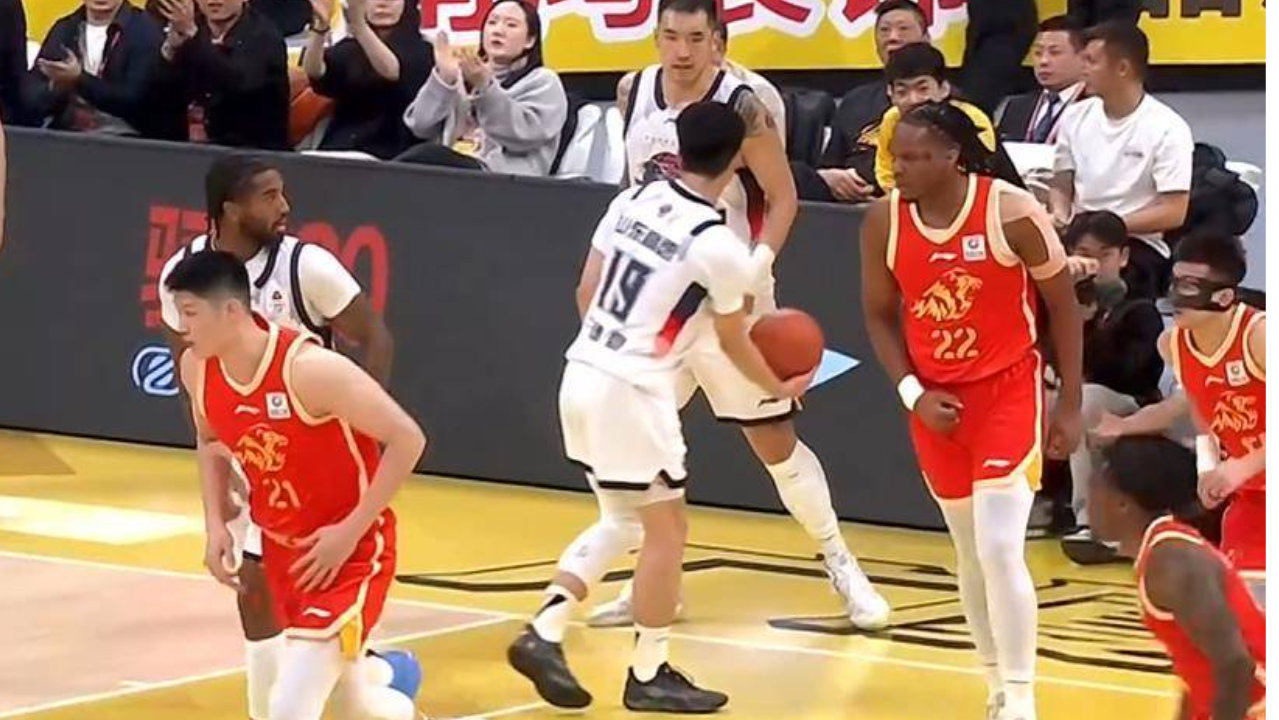 广厦86-77复仇残阵山东！反超广东杀回第1，塔克26分赛后数据出炉