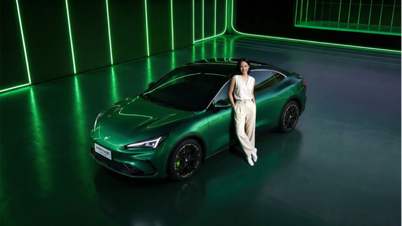 首款全场景AI高性能宽体轿跑 极狐全新阿尔法S5律动上市