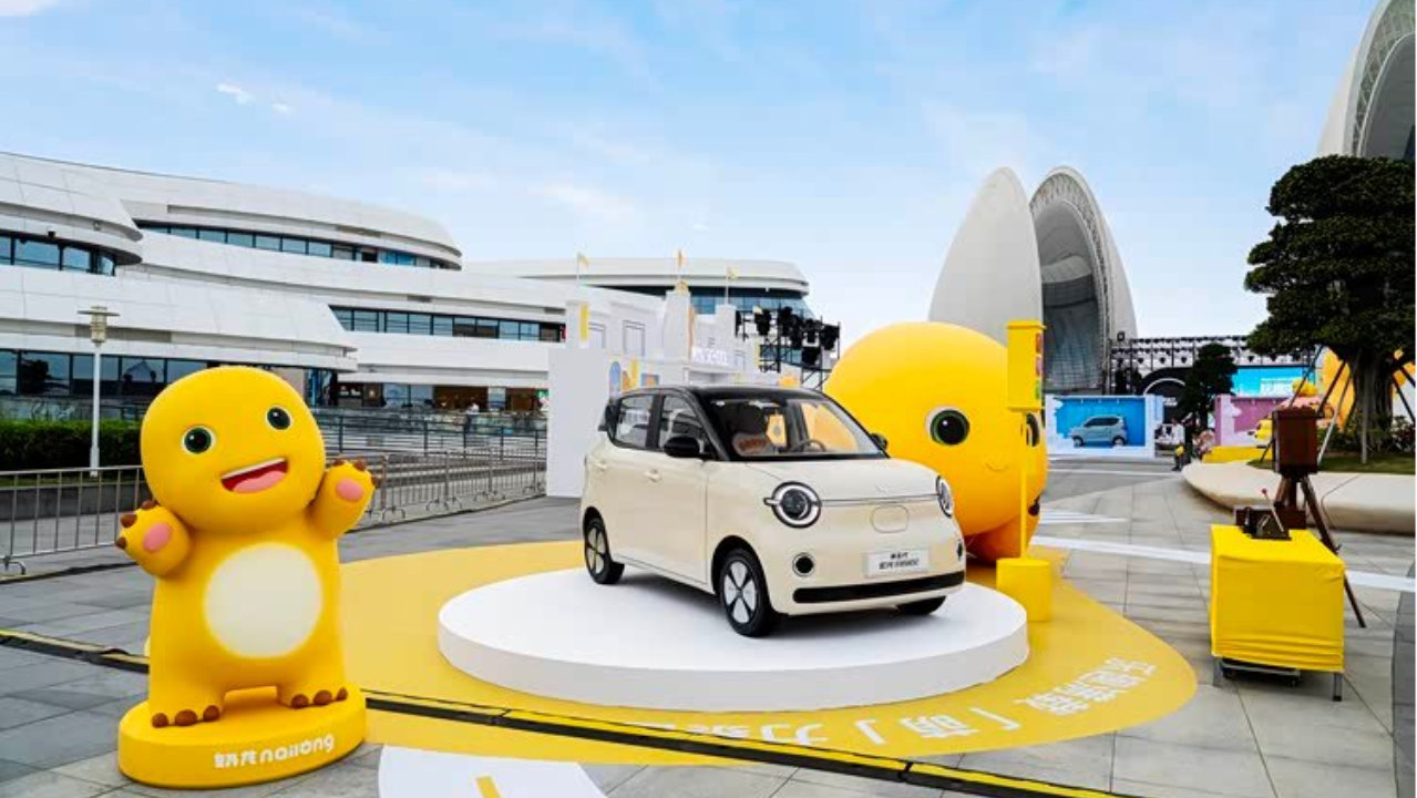第五代宏光MINI EV上市售4.28万起：代步车进化成玩趣搭子