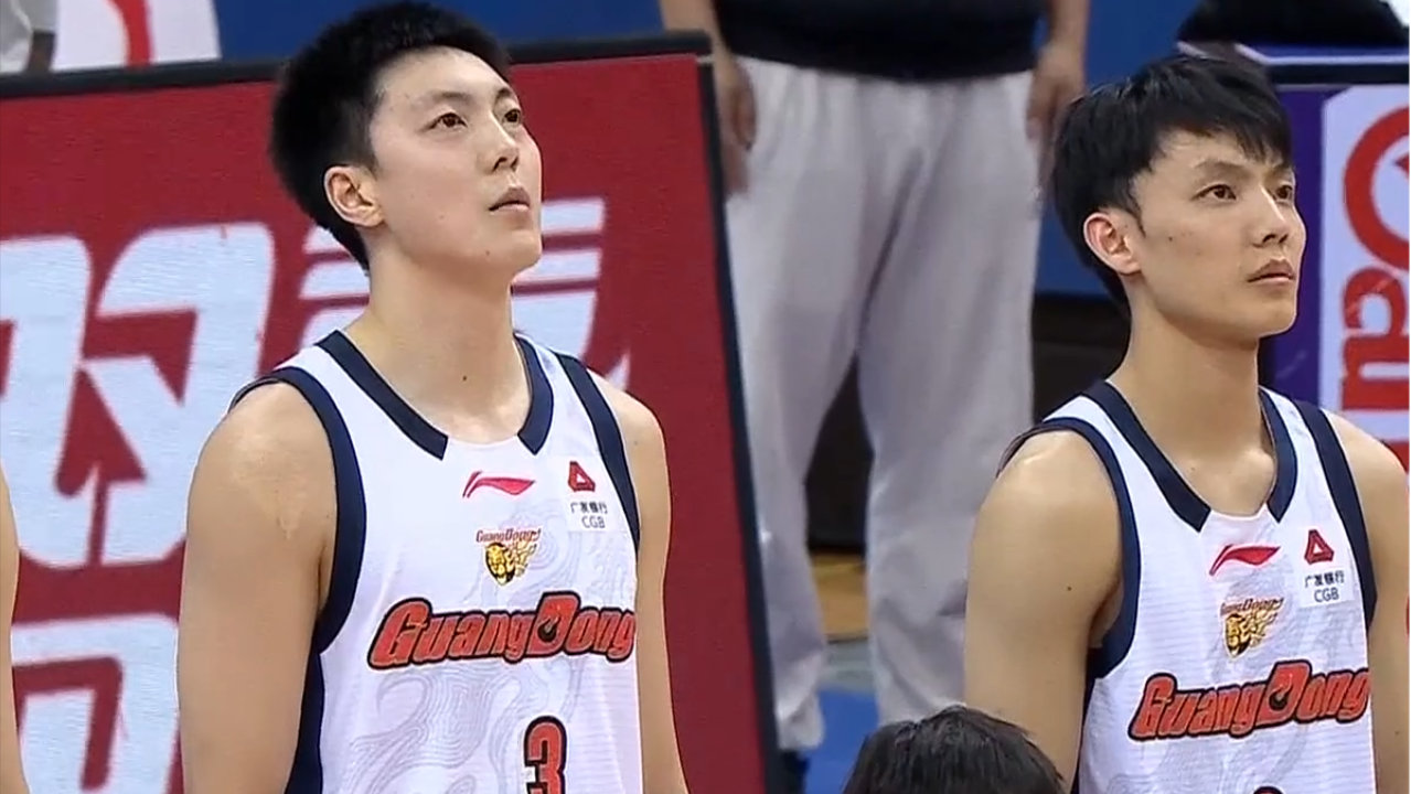CBA：胡明轩13分加时逆转，18岁小将22+8，拼到4人五犯离场