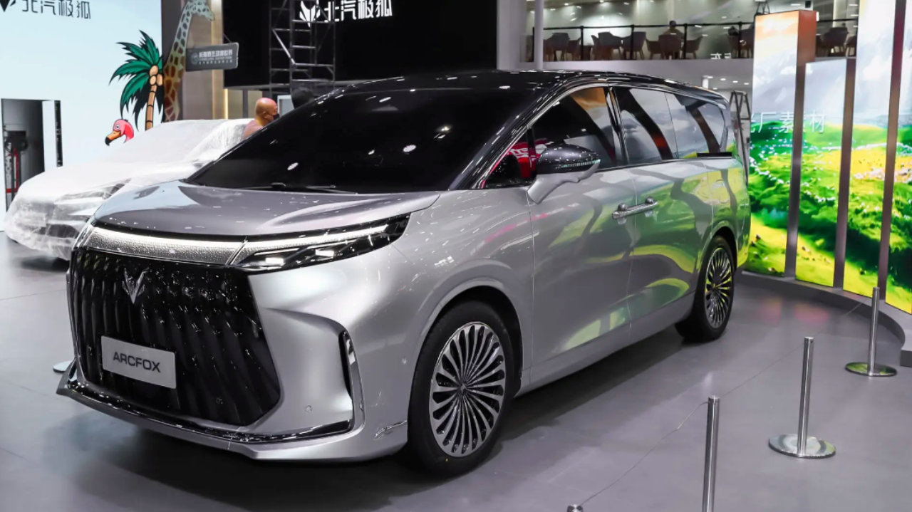 极狐全新MPV曝光！酷似雷克萨斯LM ，华为乾崑智驾，配磁流变底盘