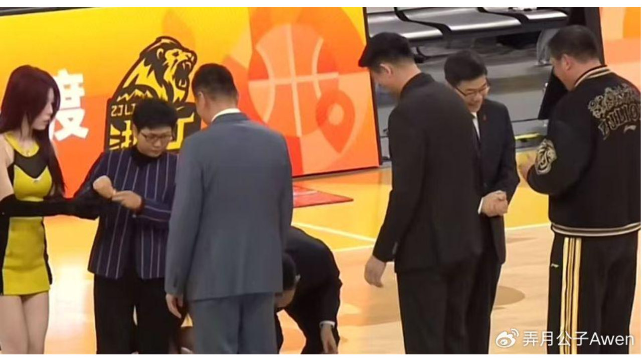 不给冠军面子？为王博颁戒指掉地上，楼明更衣室领奖，球迷：太教条了