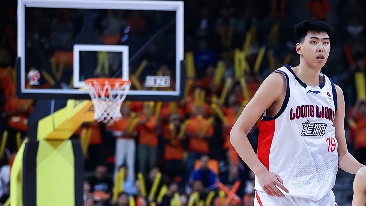 轰27+14！中国男篮21岁2米26新星离开宏远大蜕变：完胜湖人旧将