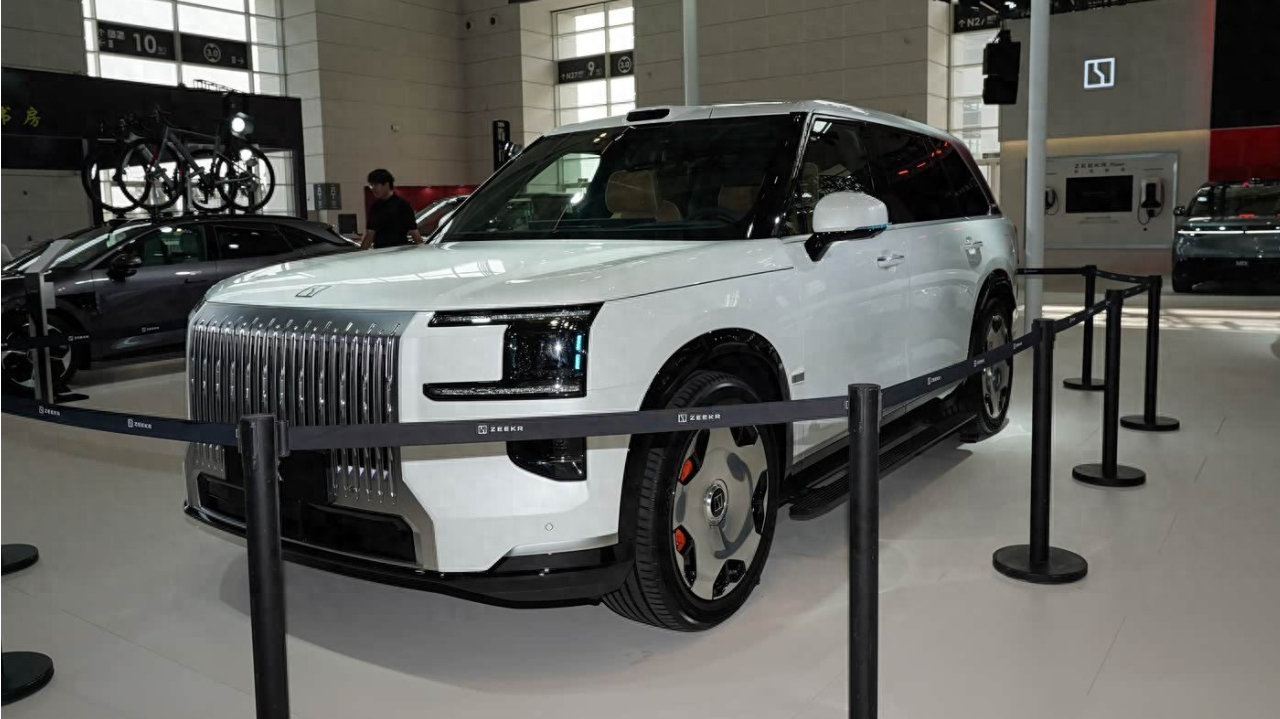 吉利造了台“库里南”，配70度大电池，油箱只是摆设，月销9482台