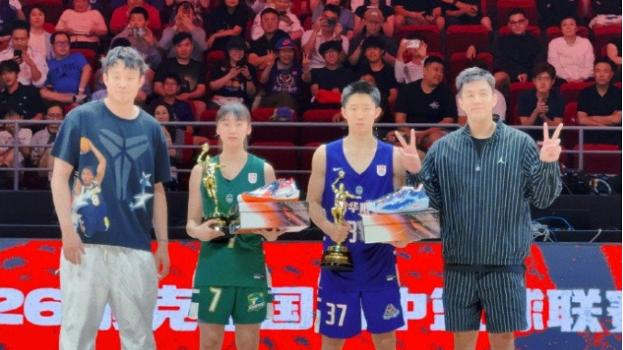 郭艾伦小丁颁奖！清华附中16分史诗逆转回浦中学 时隔5年夺第15冠