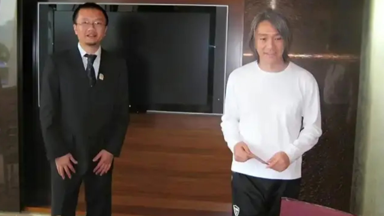 64岁学会请客吃饭，周星驰用七天时间补上了迟到三十年的课