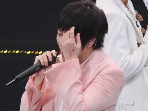 五月天阿信演唱会不慎踩空摔下舞台，手部被拍到有血迹