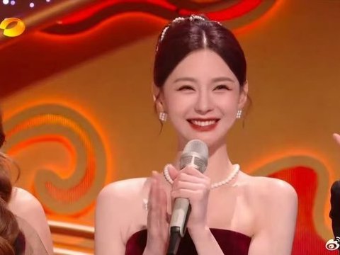 沈梦辰近期亮相明媚大气显瘦美