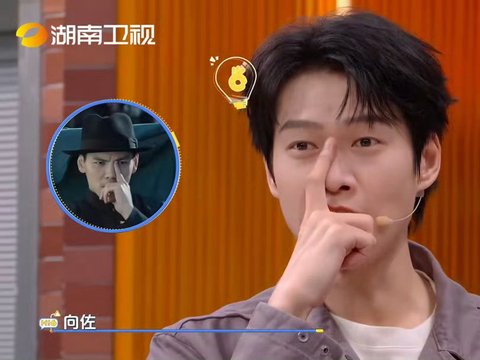 魏大勋复刻向佐经典手势，该说不说有向佐那味了，看来我们大勋没少冲浪啊！