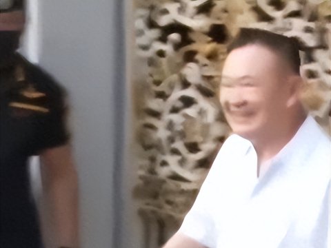 大戏又开场：他信住院算服刑、二度假释出狱回家，泰国法律怎么了