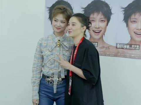 李宇春演唱会后台合影，拍完你的拍你的！