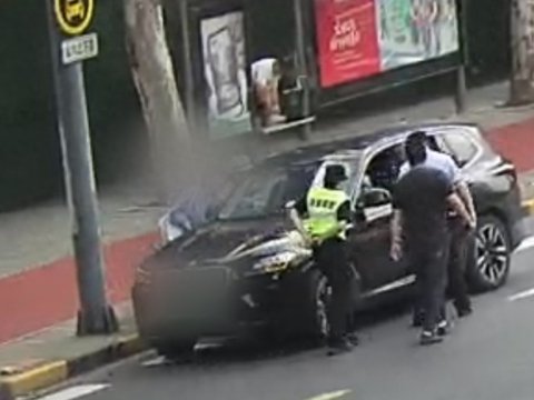 驾车途中突感不适,浦东警方火速送医 驾车途中突感不适,浦东警方火速送医