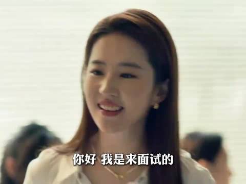 美女面试弄脏衣服，看她如何机智化解突发状况不内耗——衣服脏了不纠结…