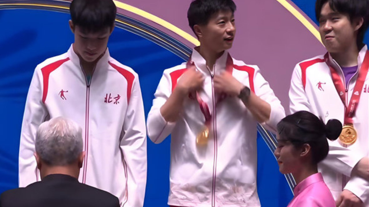 马龙又晒手表，林高远交换粉色大湾鸡，樊振东眼神羡慕北京戴金牌