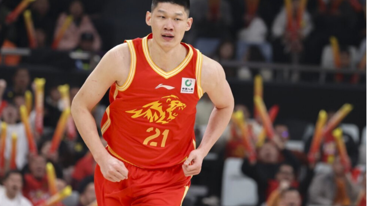 打疯了！广厦半场反超深圳15分 布朗28分单节轰23分胡金秋13分