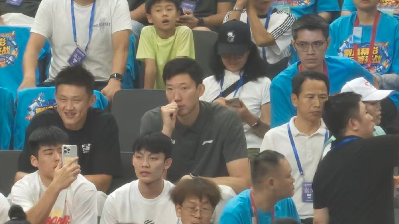 给杜锋撑场面！徐杰领衔多名宏远球员到场看粤BA 周琦也来 周鹏陪同