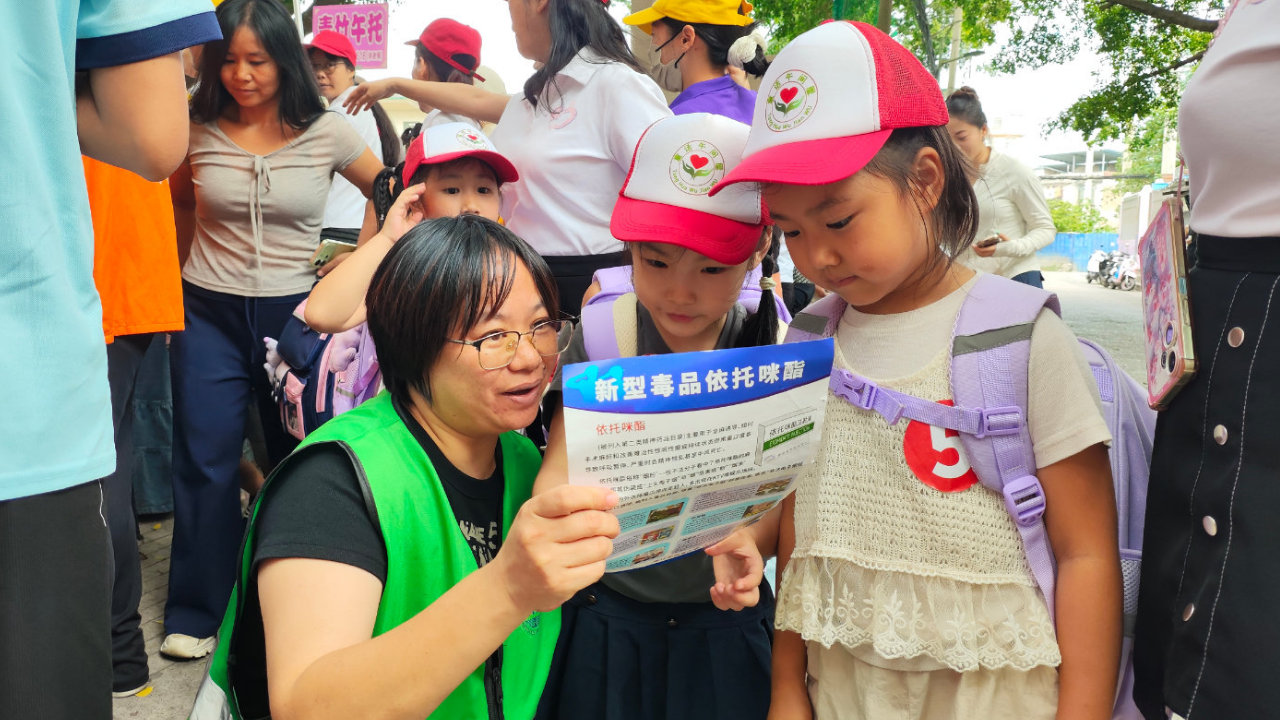 柳州市南环街道竹鹅村:禁毒宣传护开学 平安无毒伴成长 柳州市南环街道竹鹅村:禁毒宣传护开学 平安无毒伴成长