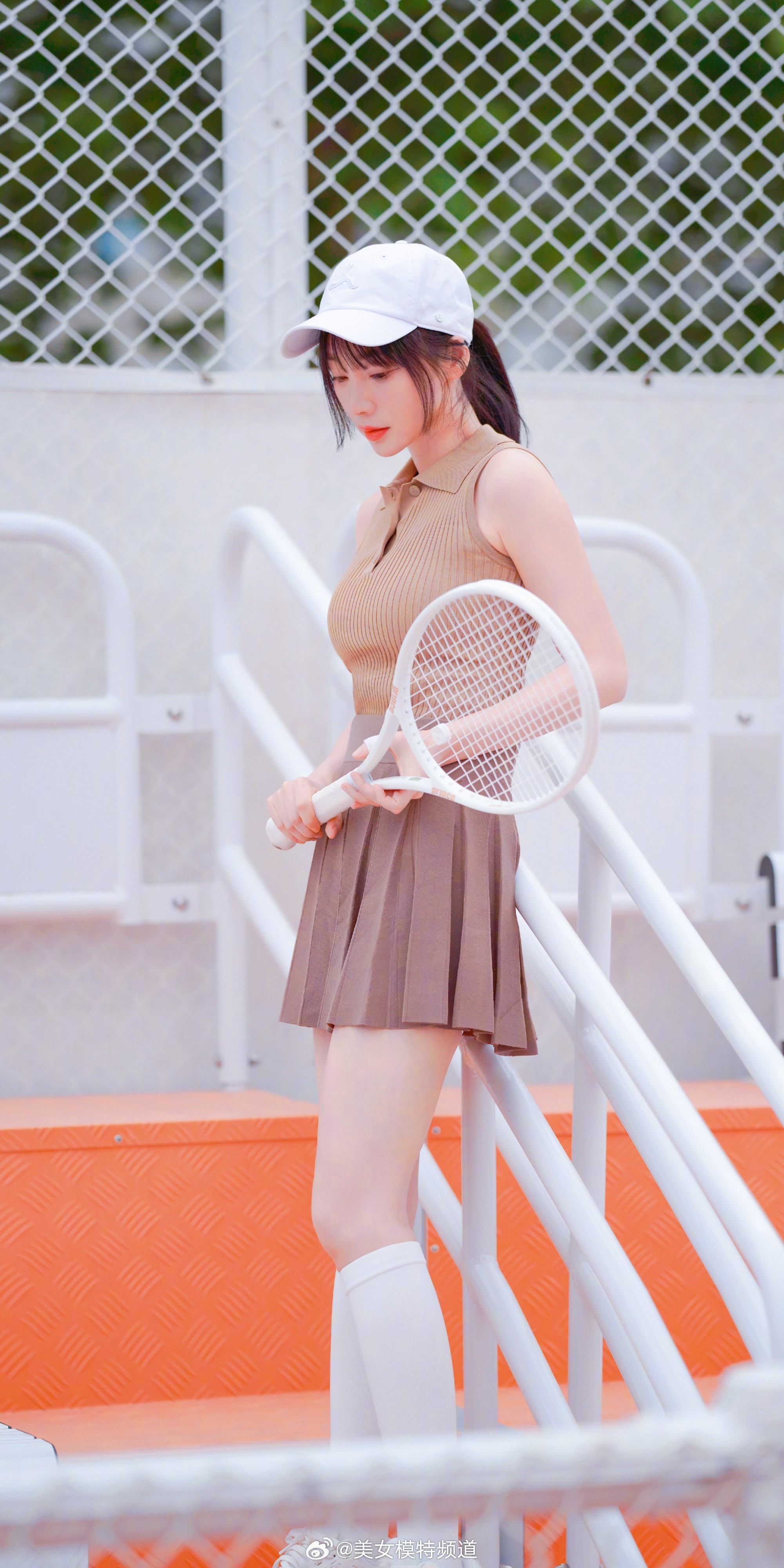 柳岩化身网球少女好身材魅力在线