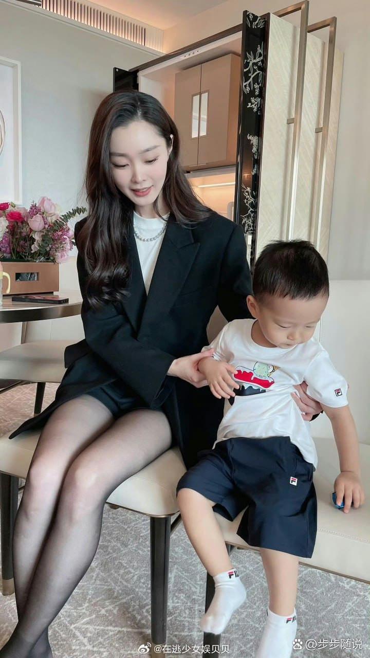 宋轶，我记得铁子最讨厌穿丝袜了